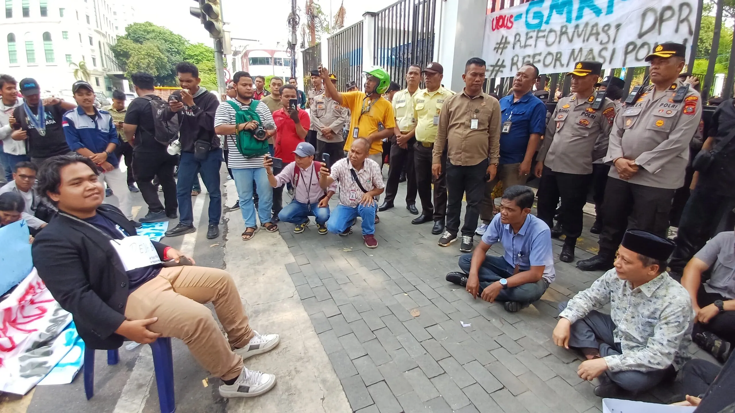Aksi GMKI Di DPRD Medan, Minta Ketemu  Wong Chun Sen Tapi Yang Datang Rajudin Sagala
