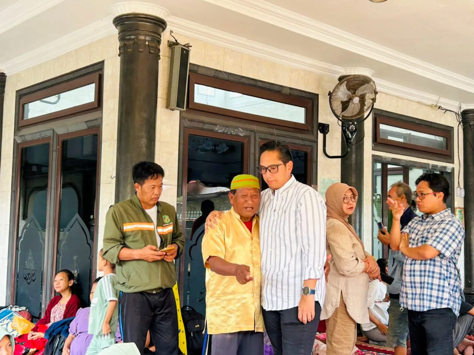 Rico Waas Salurkan Bantuan Logistik  Pengungsi Banjir