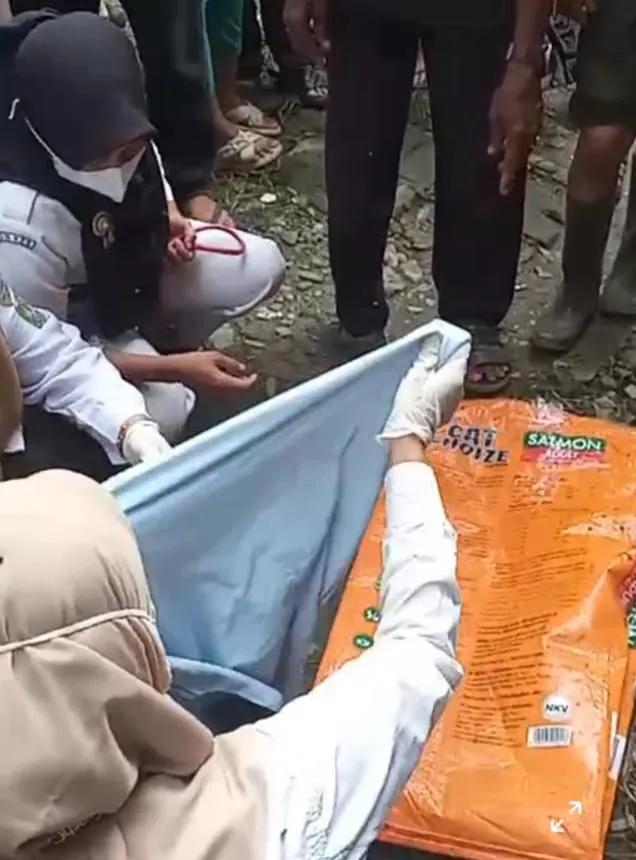 Bayi Diduga Baru Dilahirkan Dibuang Di Pinggir Jalan