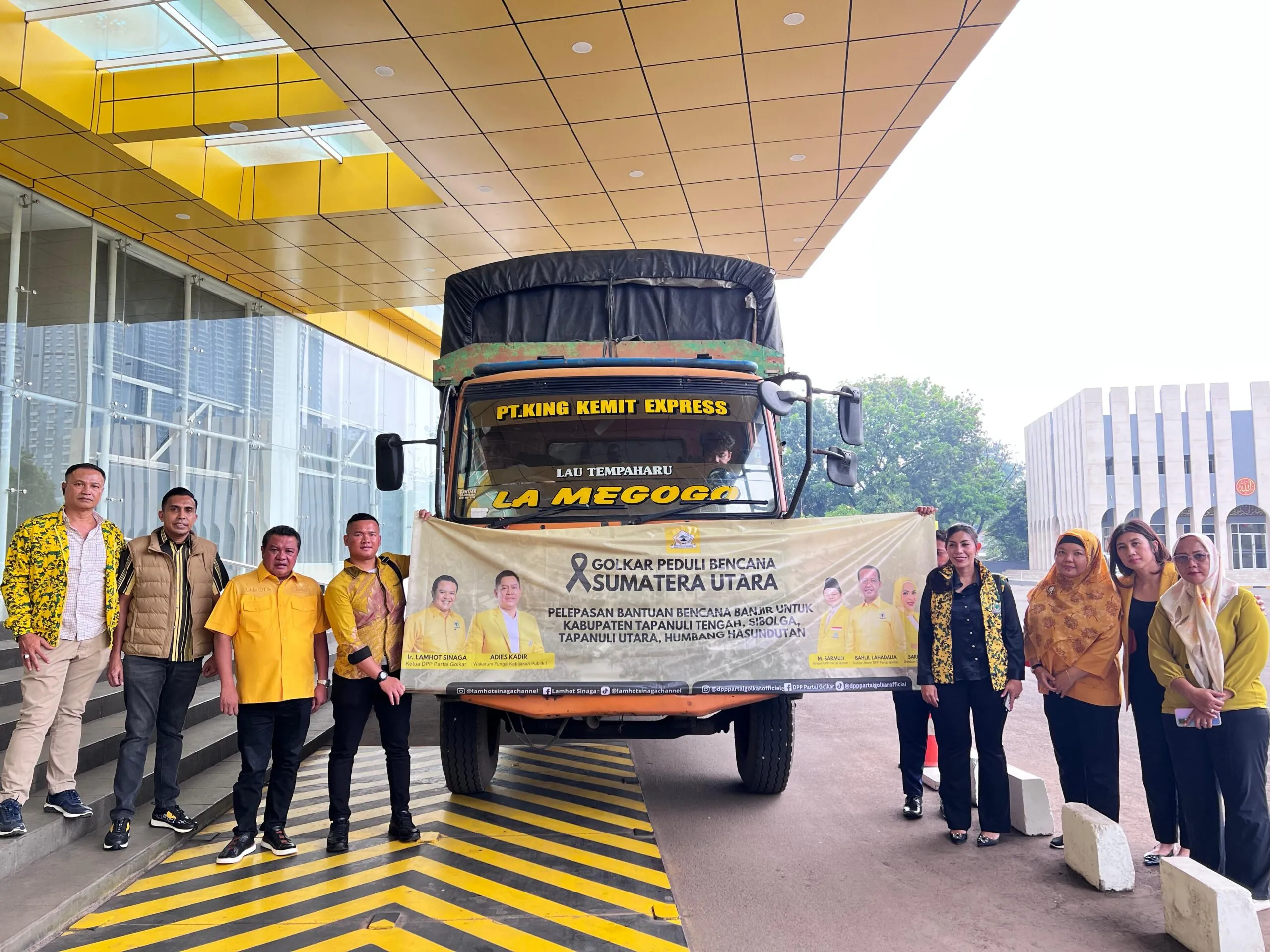 Lamhot Sinaga Lepas Pengiriman Bantuan Korban Banjir Sumut
