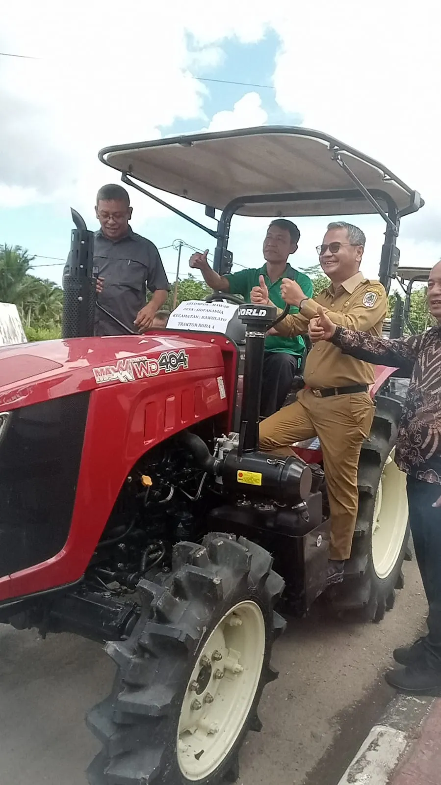 Bupati Nias Serahkan Alat Mesin Pertanian Kepada  51 Kelompok Tani