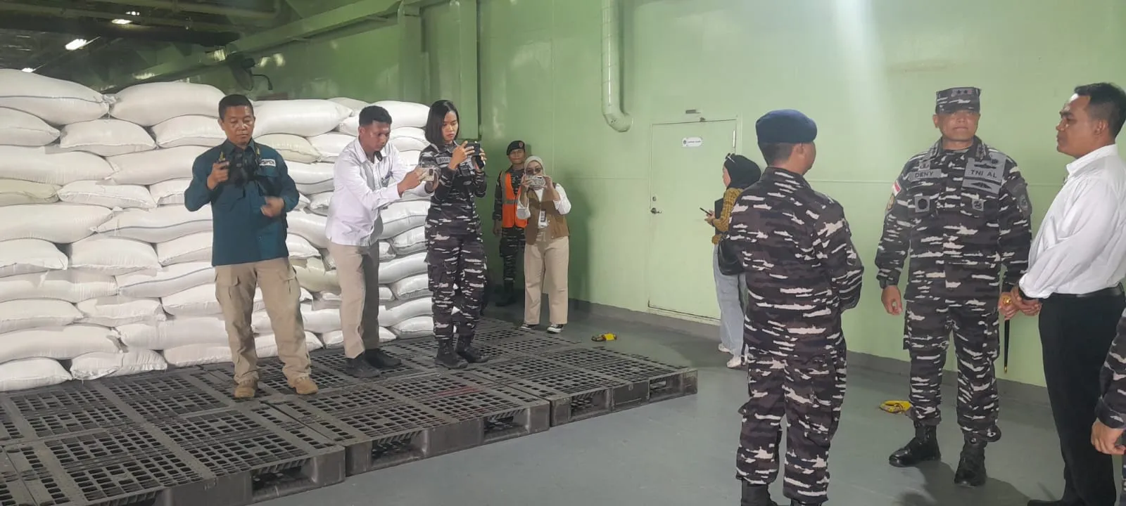TNI AL Bantu Penyaluran Bantuan Terdampak Bencana Alam