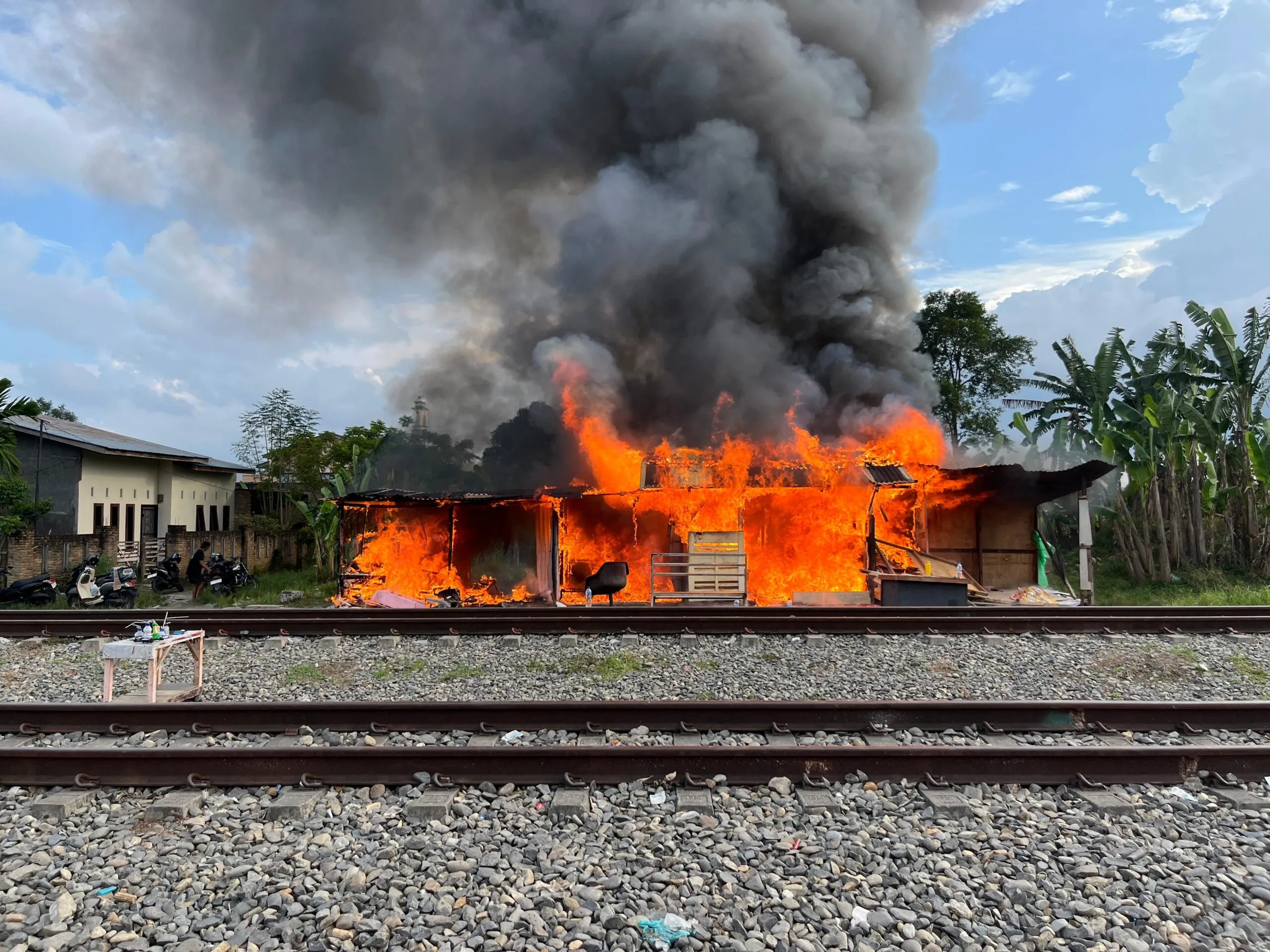 Polrestabes Medan Gerebek Sarang Narkoba Di Bantaran Rel Tembung