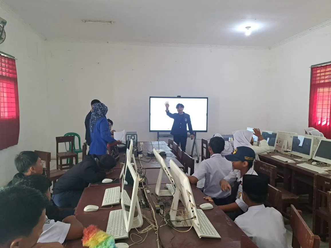 Pembelajaran Aktif Dosen Dan Mahasiwa UMA Di SMPN 7 Percut Seituan Terdampak Banjir