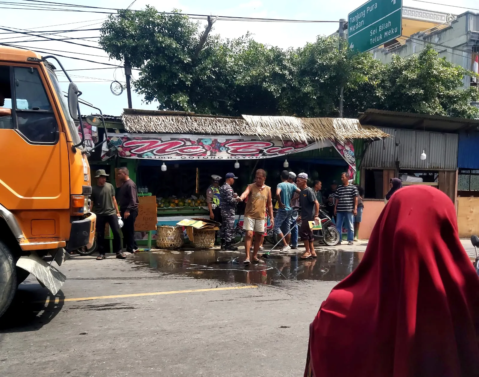 Pengendara Sepedamotor Tewas Terlindas Dump Truck 