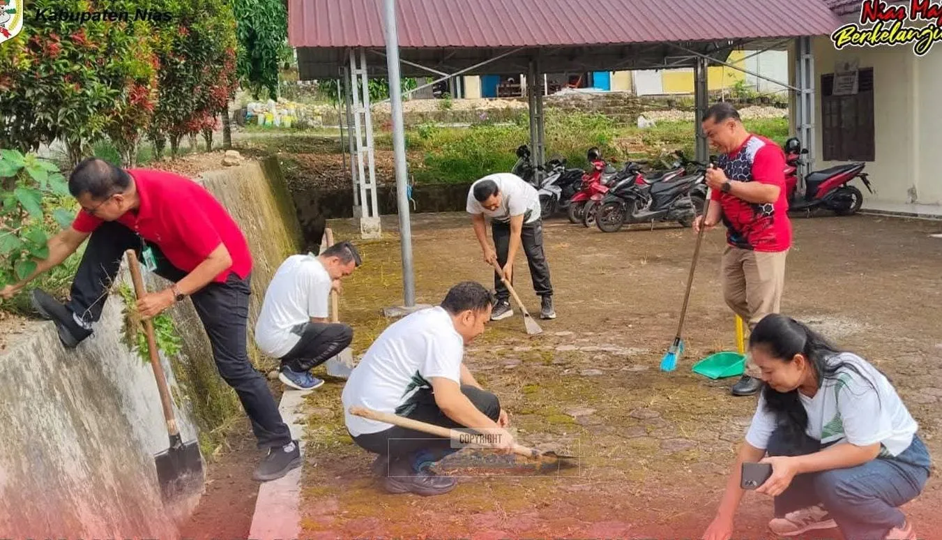 Pemkab Nias Gerakan Bersih Lingkungan Kantor