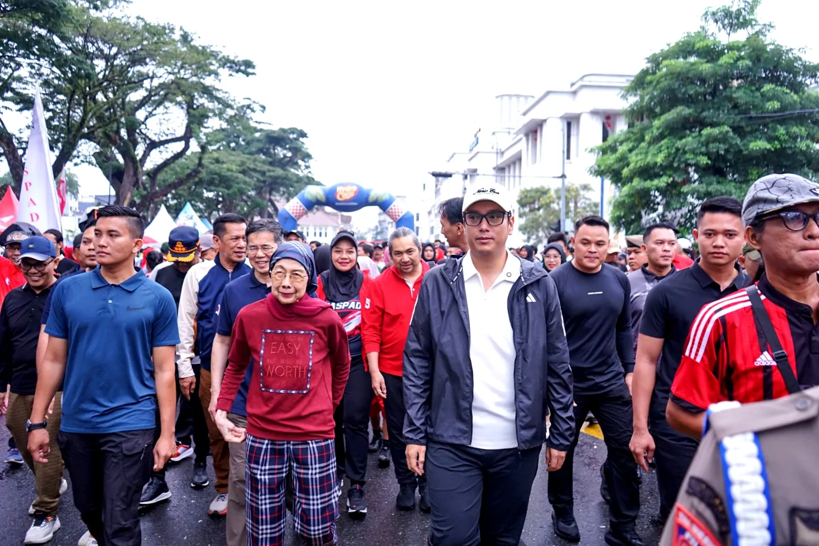 Rico Waas Lepas Ribuan Peserta Jalan Santai HUT Ke-79 Harian Waspada