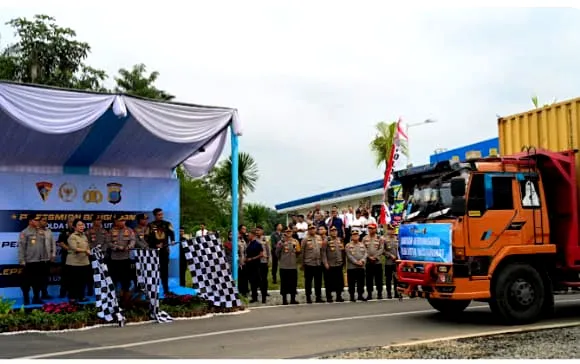 Kapolri Lepas Bantuan 22 Kontainer  Disalurkan Ketiga Provinsi Di Sumatera