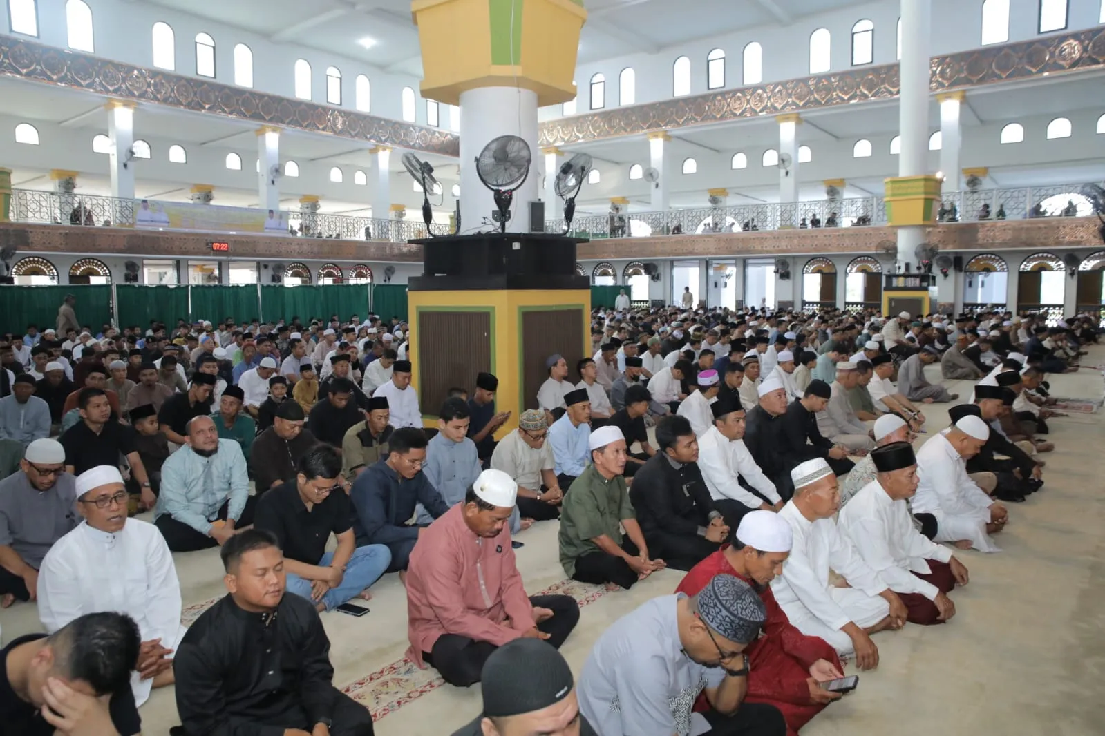 Bupati Asahan Dan Keluarga Shalat ID Dimasjid Agung H.Achmad Bakrie