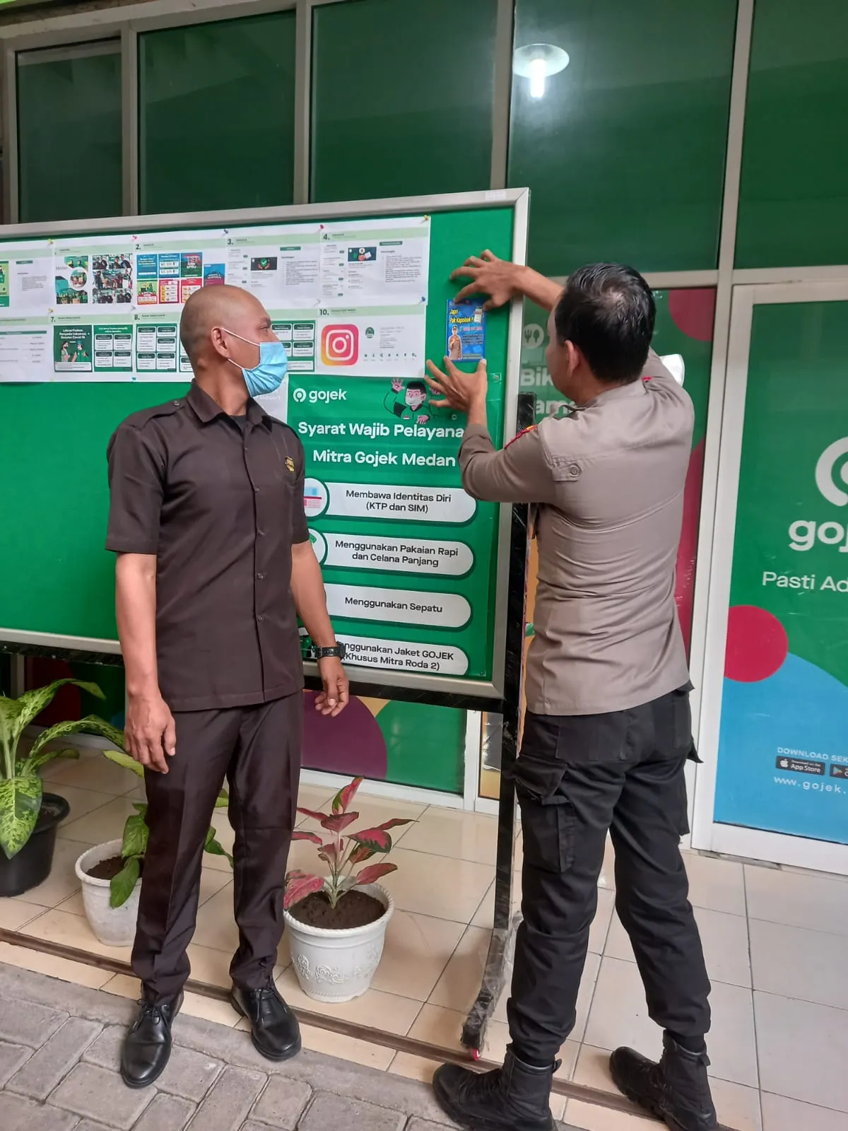 Stiker Layanan Pengaduan Masyarakat Terpampang Di Polsek Medan Baru