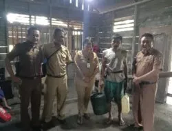 Foto bersama dengan perajin tuak suling ditempat pengolahan di dusun 3 Desa Dahana Gunungsitoli Idanoi Kota Gunungsitoli. Sarana pengolahan tuak suling.(tuonifaro-bahasa Nias).