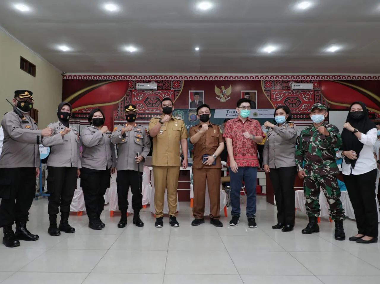 Bobby Tinjau Pelaksanaan Vaksinasi Massal Di Polresta Pelabuhan Belawan