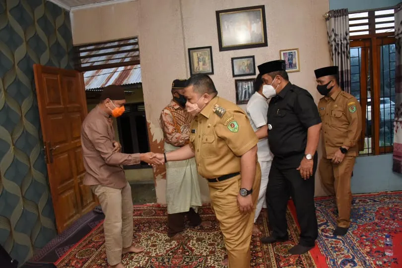 Bupati Tapsel Sampaikan Belasungkawa Keluarga Almarhum Mantan Wabub