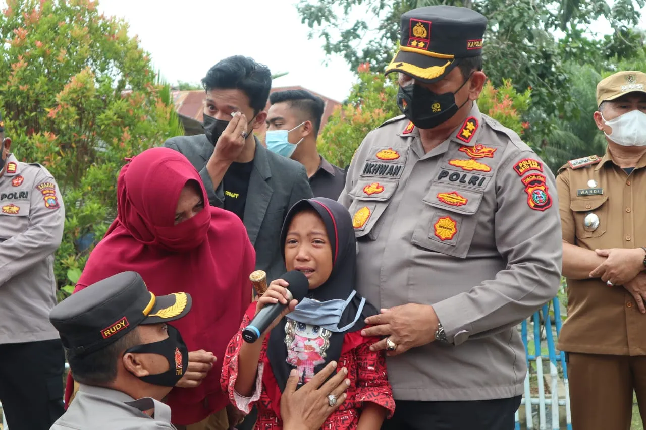 Kapolres Batubara Berlinang Air Mata Dengar Do’a Anak Yatim Terima Baksos