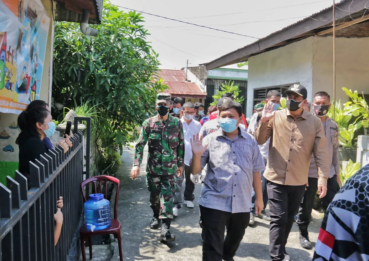 Bobby Serahkan Bantuan Sembako Warga Isoman