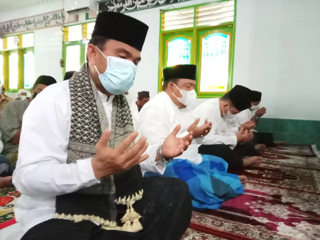 Bupati Bersama Keluarga Shalat Ied 1442 H Di Masjid Jami Ar-Rahman