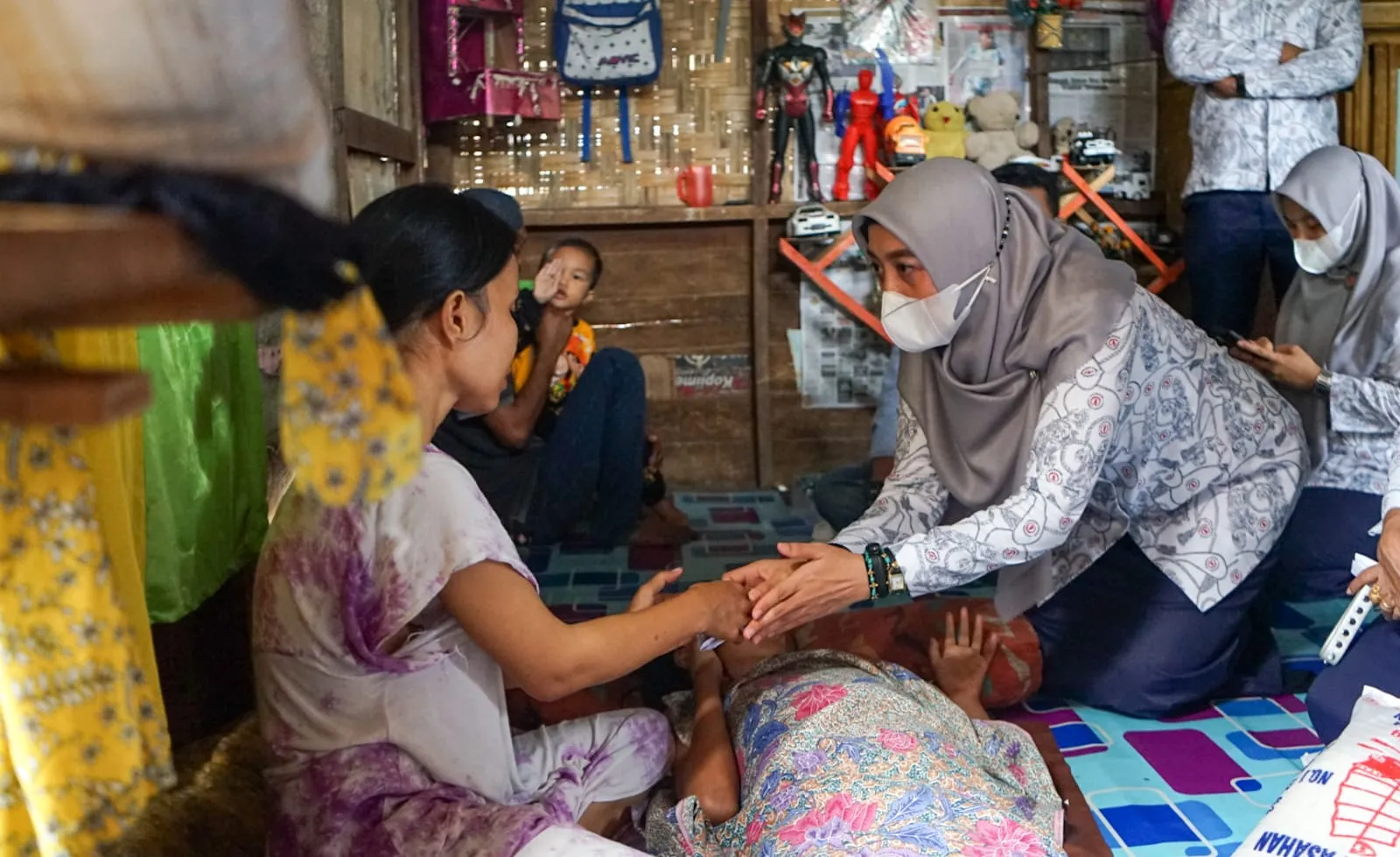Ketua YKI Batubara Kunjungi Bocah 11 Tahun Patah Tulang