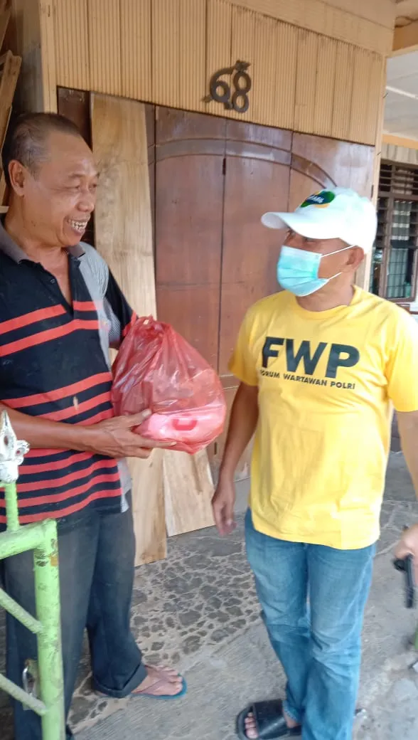 Forum Wartawan Poldasu Salurkan Sembako
