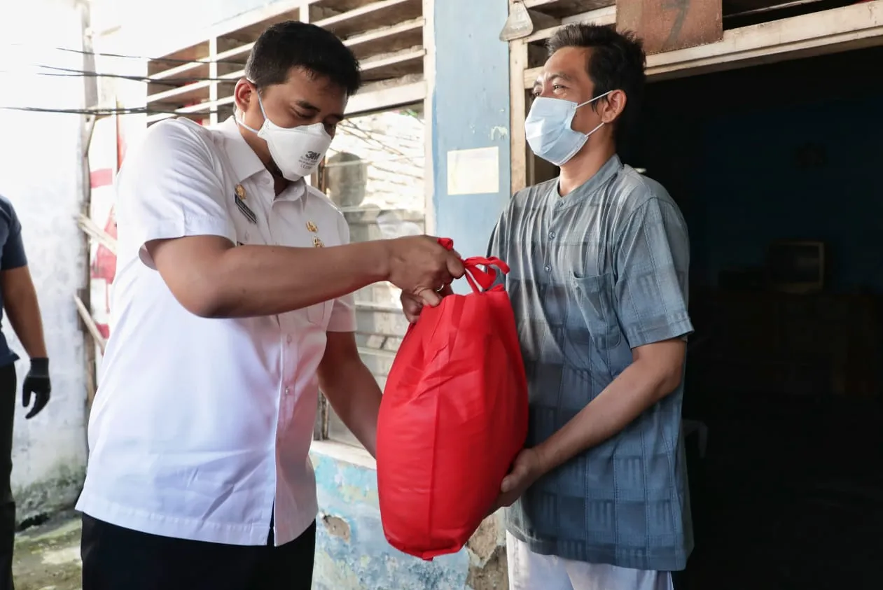 Bobby Bagikan Sembako Langsung Kerumah Warga