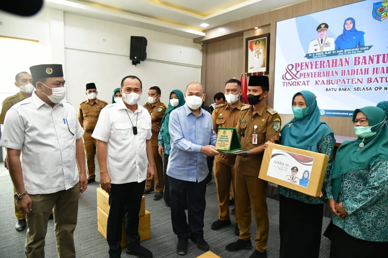 Bupati Batubara Serahkan Hadiah Lomba Desa Terbaik 2021