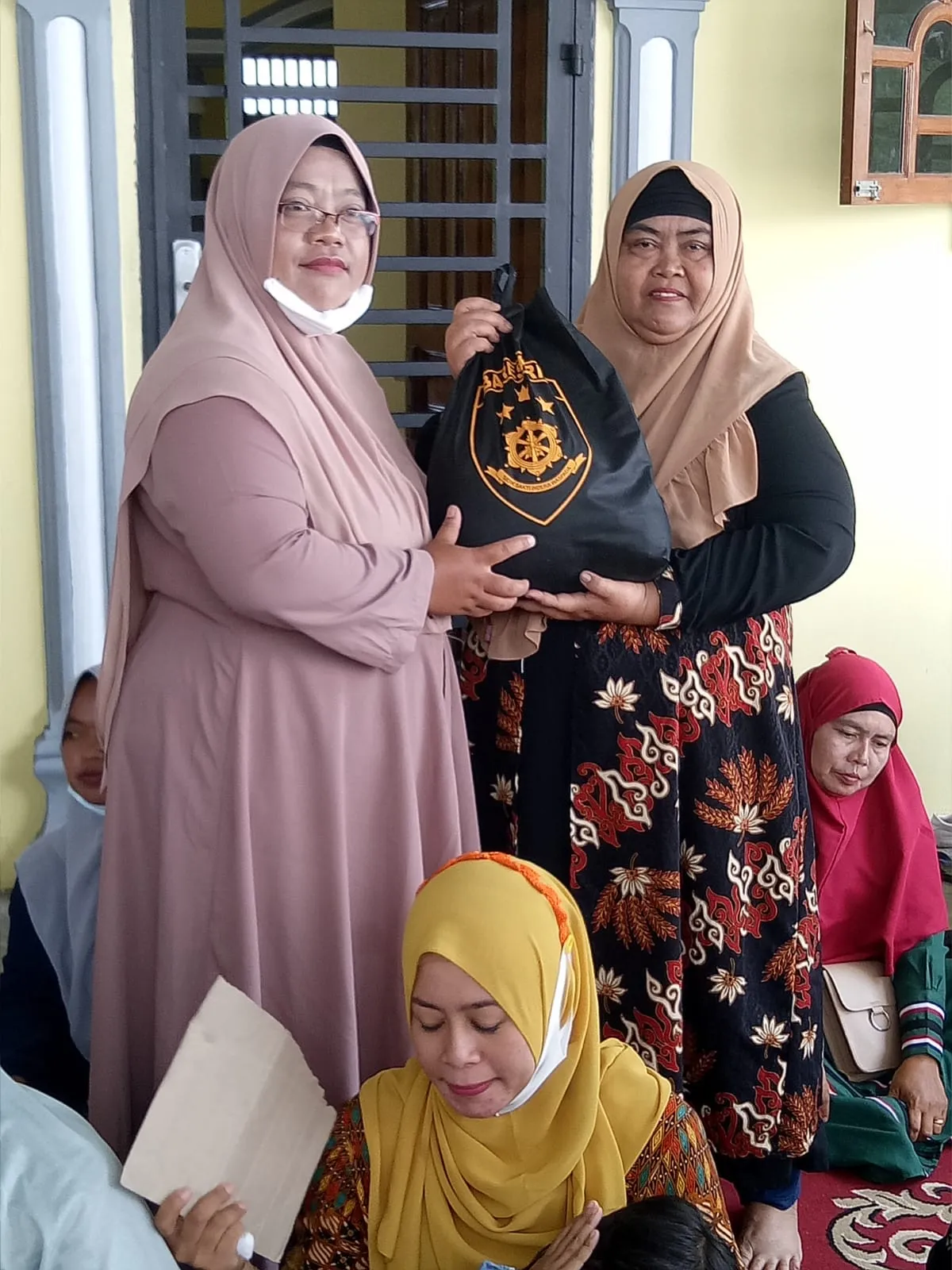 DPD Wanita Puja Kesuma Berikan Bantuan Sembako Kabaresrim Polri