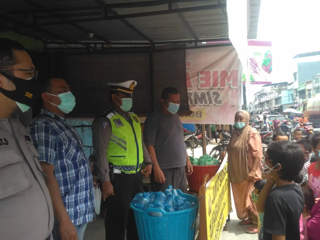 Jumat Baroqah, Polsek Medan Sunggal Bagi Nasi Bungkus