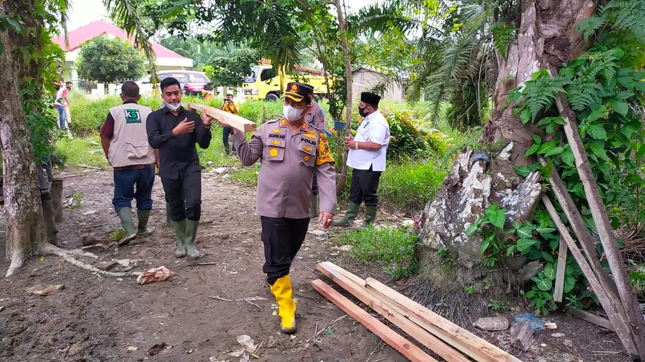 Kapolres Batubara Dan KSJ Renovasi Rumah Tenun Tradisional