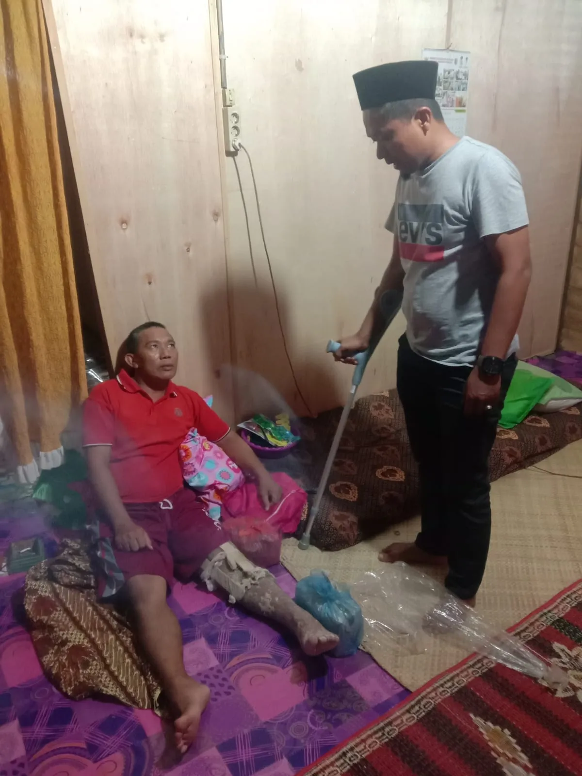Kadin Batubara Berbagi Serahkan Tongkat Kepada Wartawan Lakalantas