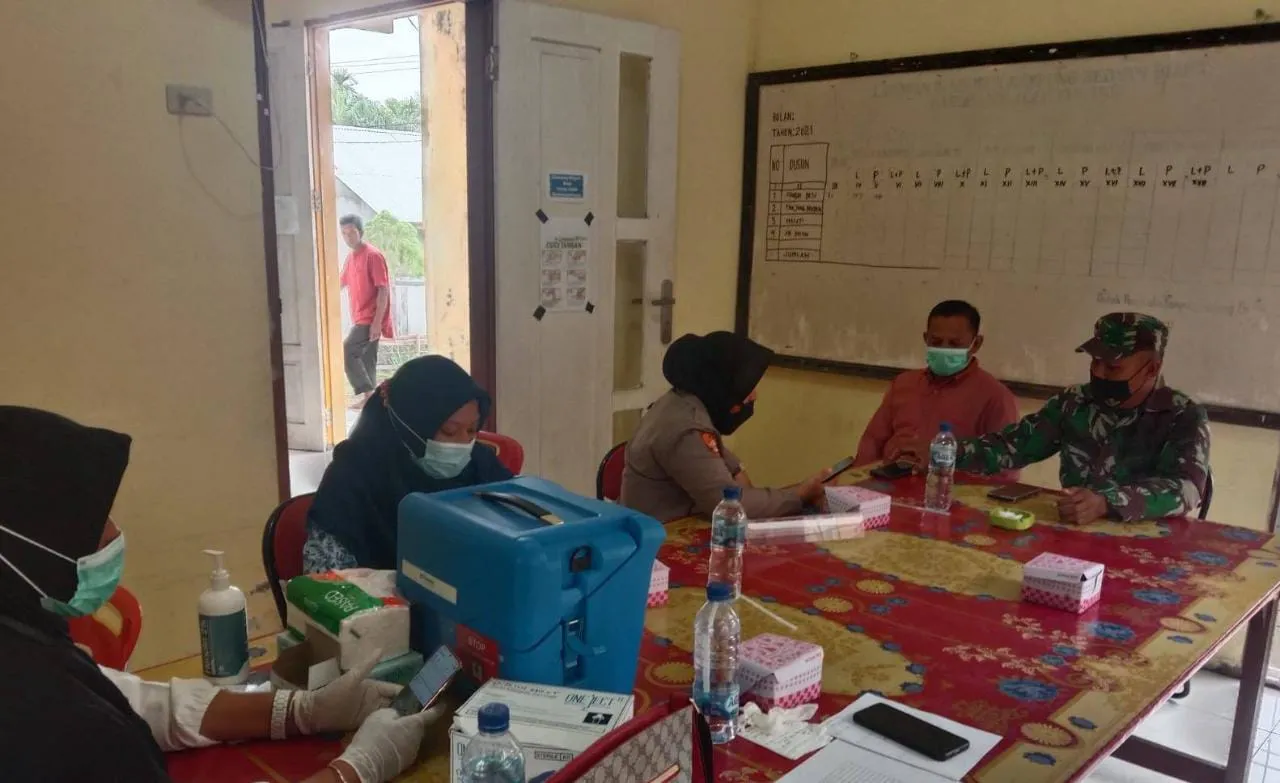 Babinsa Bersama Perangkat Kampung Gedung Biara Bahas Percepatan Vaksinasi