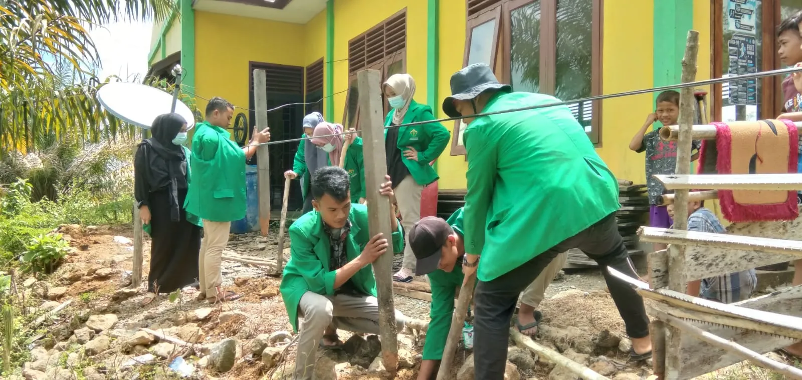 Mahasiswa KKN Bangun Pagar Balai Desa Aek Bargot