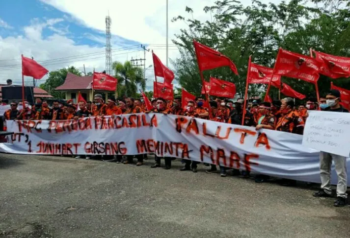 PP Paluta Gelar Aksi Di Gedung DPRD, Junimart Girsang Harus Minta Maaf
