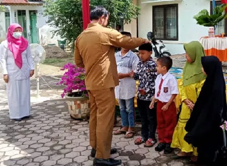 Santuni Puluhan Anak Yatim, Kapus Karang Baru Vaksin Capai 70 Persen