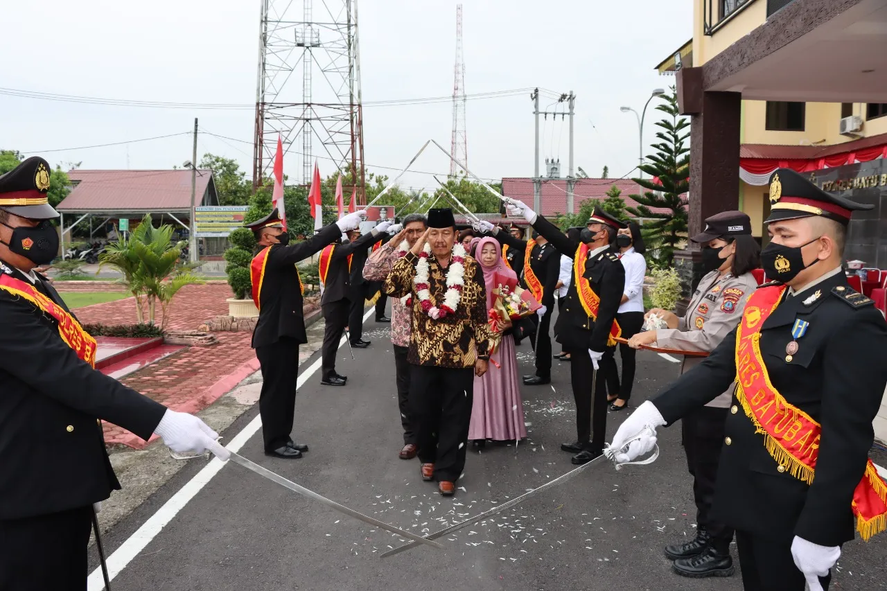 7 Personil Polres Batu Bara Purna Bhakti Dilepas Dengan Pedang Pora