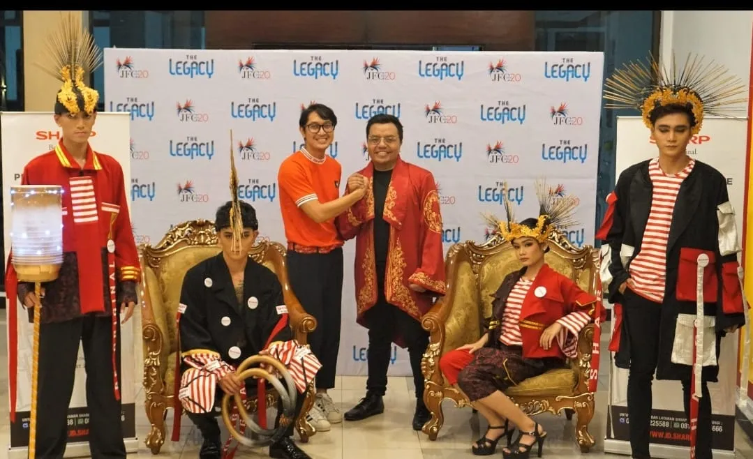 Sharp Meriahkan Jember Fashion Carnaval 2022