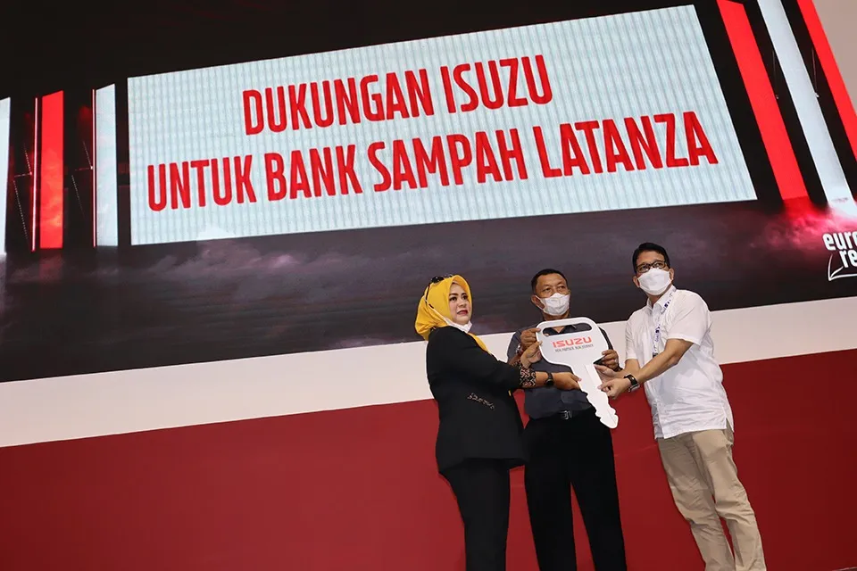 Isuzu Serahkan 1 Unit Mobil Operasional Kepada Bank Sampah Latanza