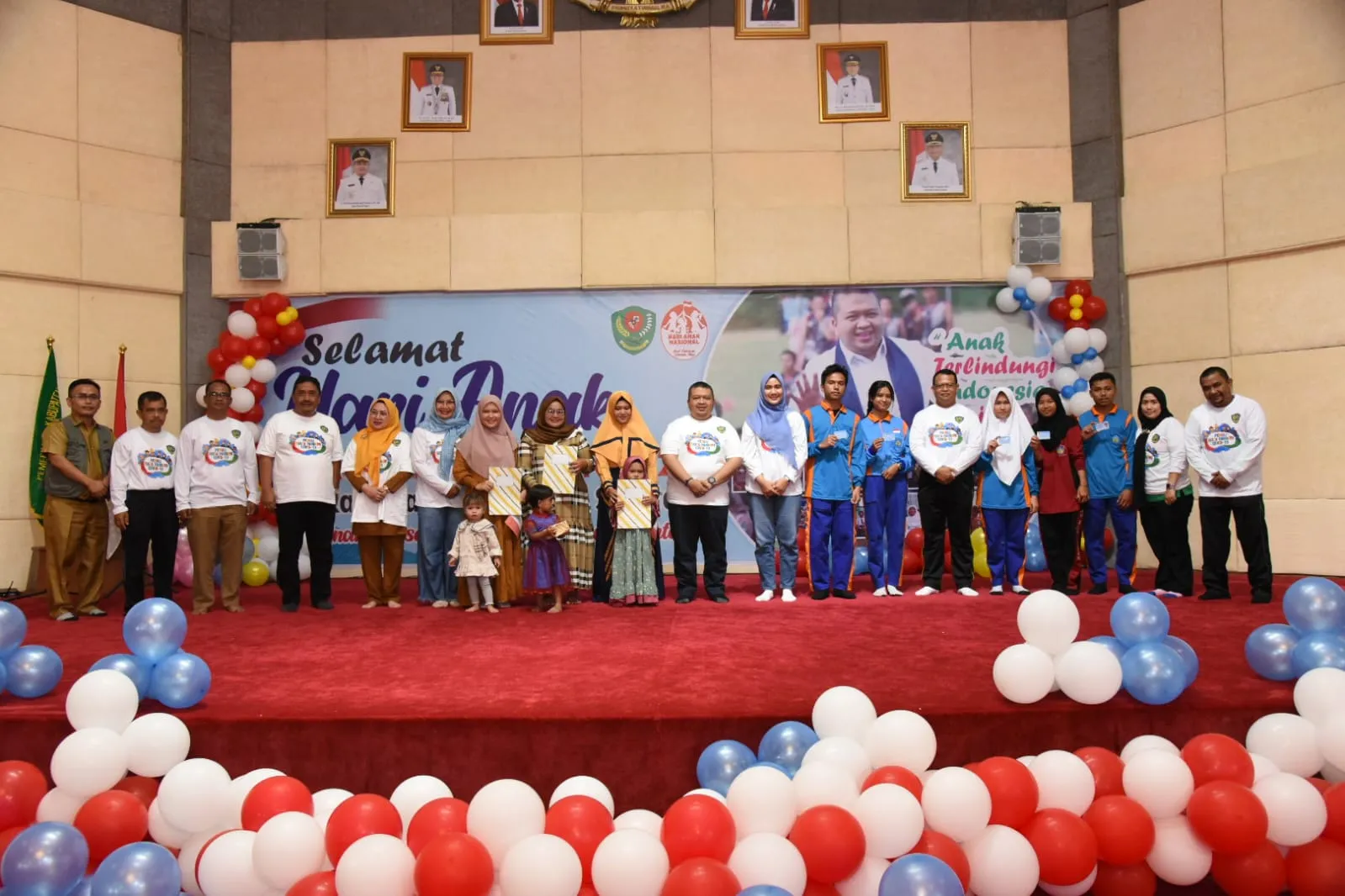 Bupati Tapsel Bagikan Kartu Legalitas Resmi Kepada Anak -Anak