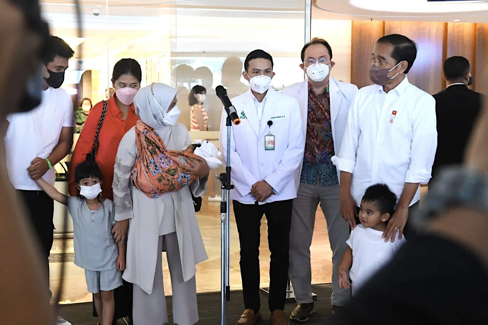 Presiden Jokowi Dan Ibu Iriana Jemput Cucu Kelima