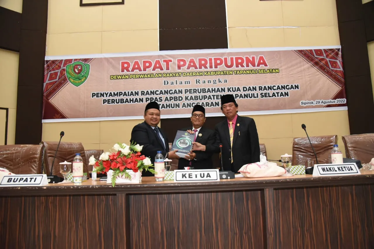 Bupati Tapsel Sampaikan Rancangan Perubahan KUA dan Perubahan PPAS 2022