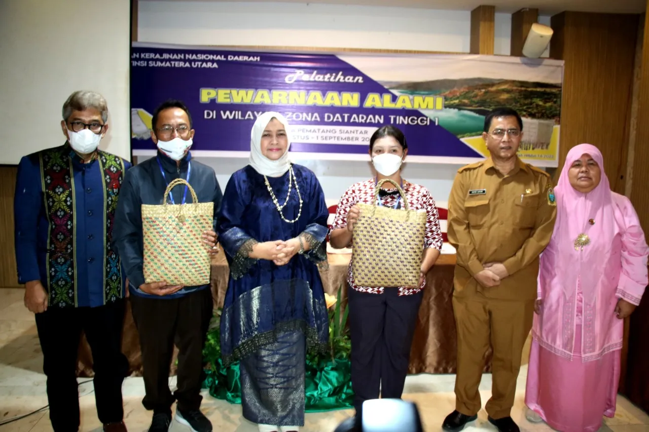 Ketua Dekranasda Kota Siantar Hadiri Pembukaan Pelatihan Pewarna Alami
