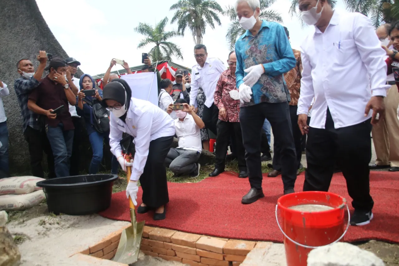 Wali Kota Siantar Letakkan Batu Pertama Pembangunan Gedung Merdeka Dan GOR