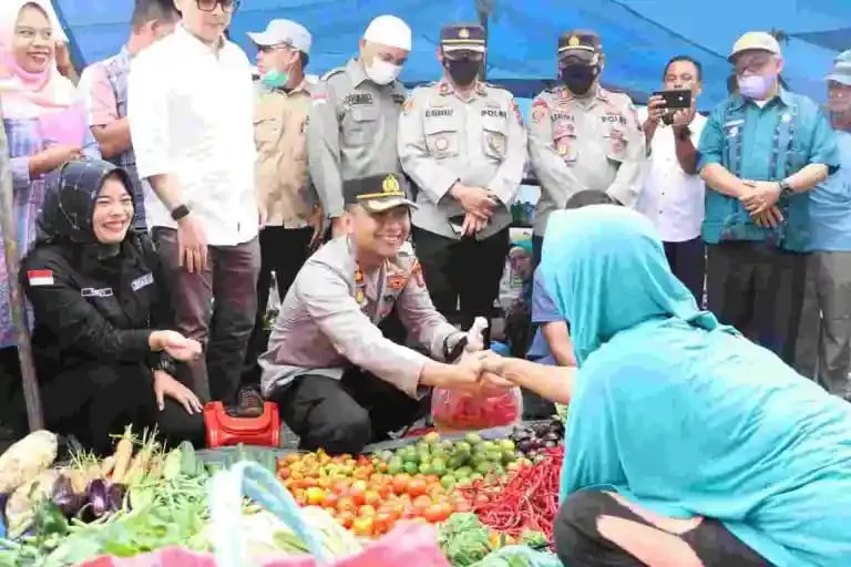 Polres - Pemkab Tapsel Pastikan Ketersediaan Bahan Pokok Di Pasar Sigalangan