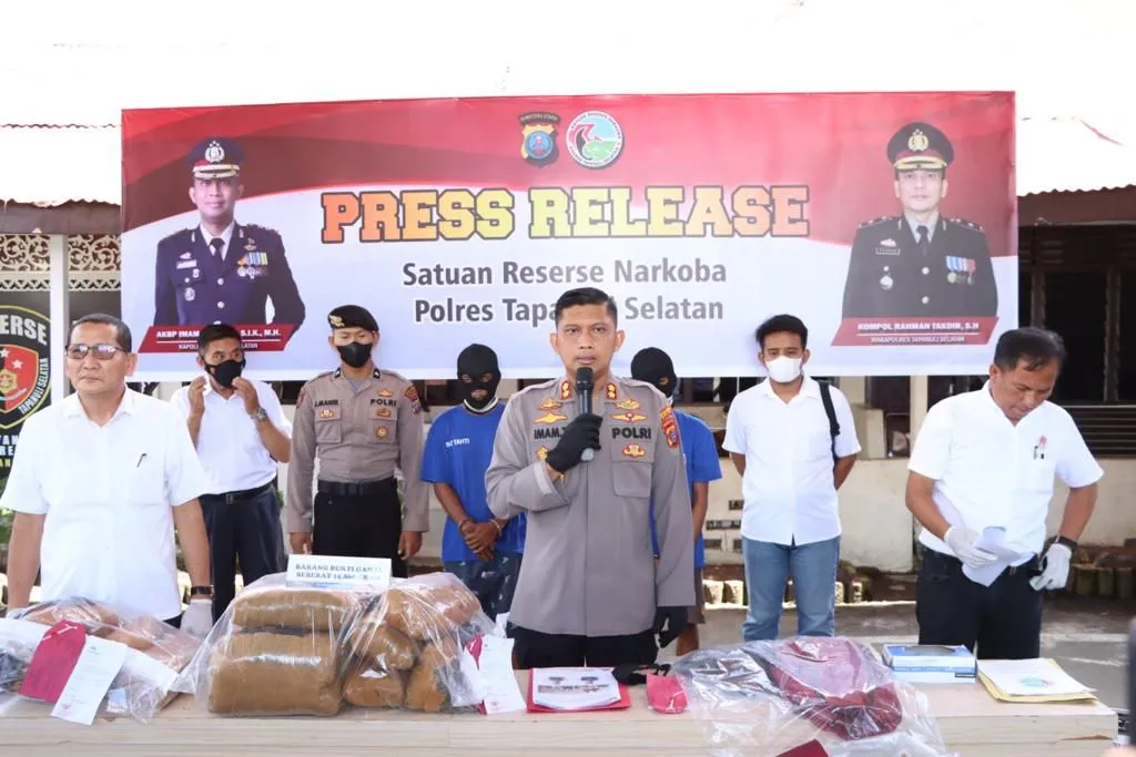 Polres Tapsel Amankan 2 Warga Sidimpuan, Bawa 14 Ball Ganja