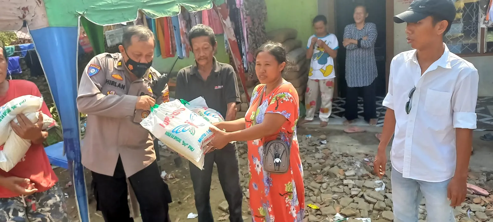 Polsek Medan Baru Bersama Bakti Musik salurkan Sembako