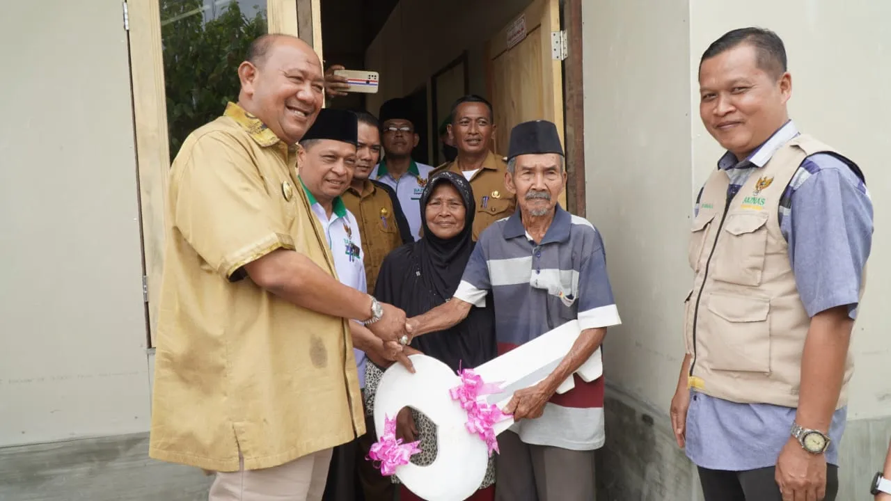 Syah Afandin Serahkan Kunci Rumah Bedah Warga