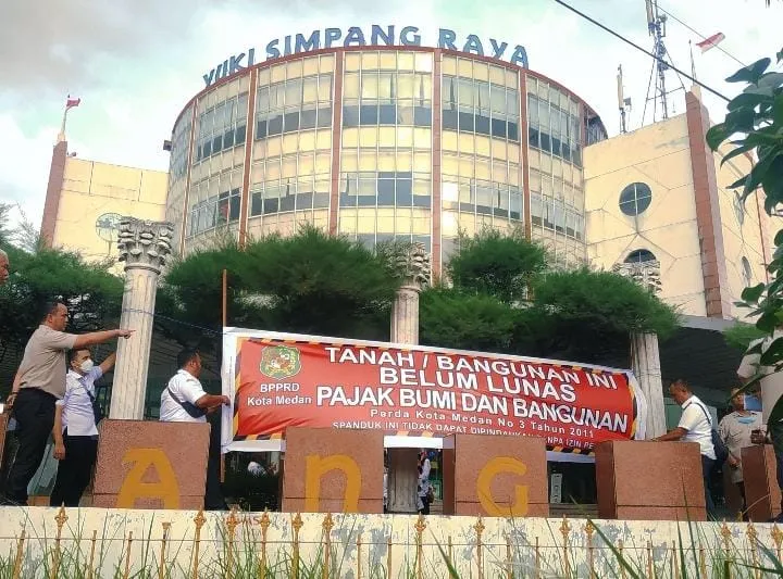 Tunggakan Pajak, Spanduk Dan Stiker Di Mall Yuki Simpang Raya