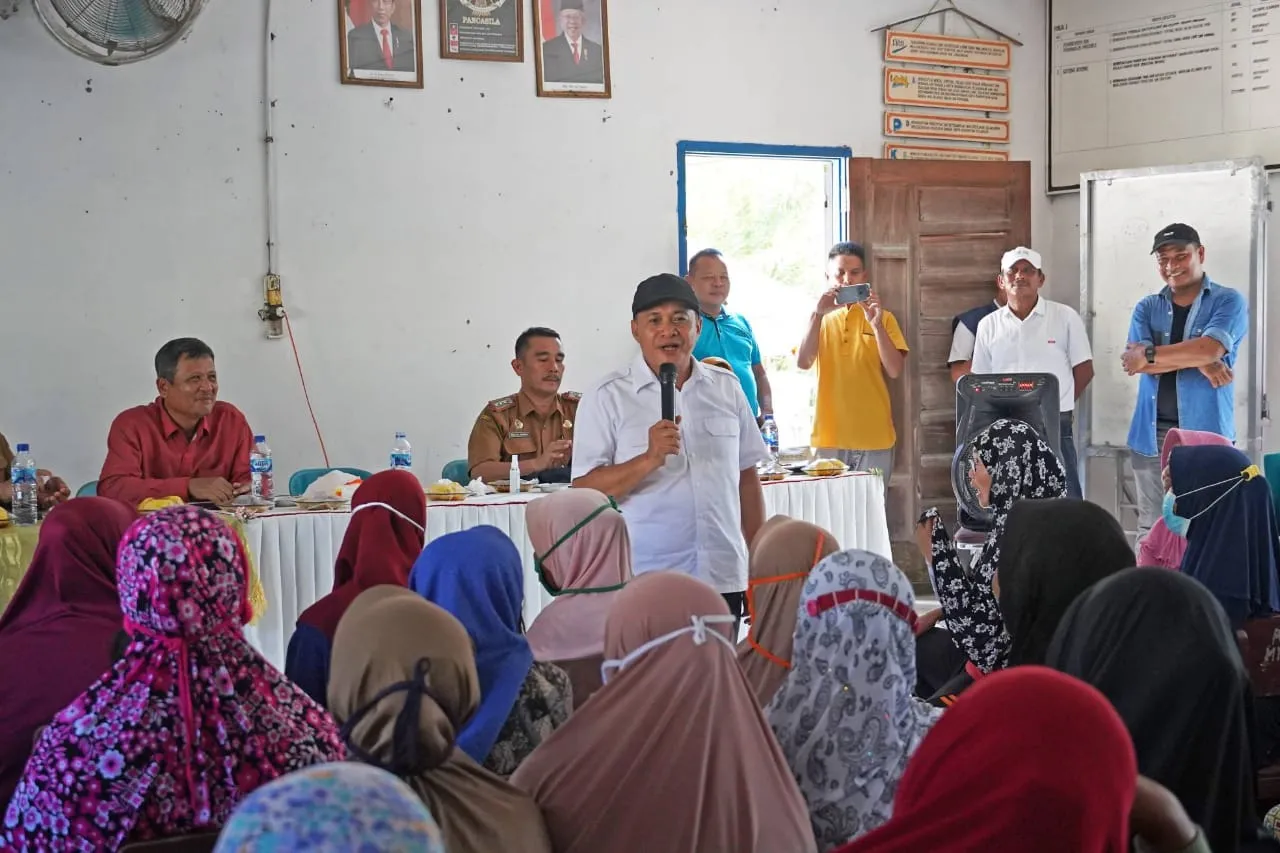 Bupati Zahir Bantu 100 Karung Beras Warga Mekar Mulyo