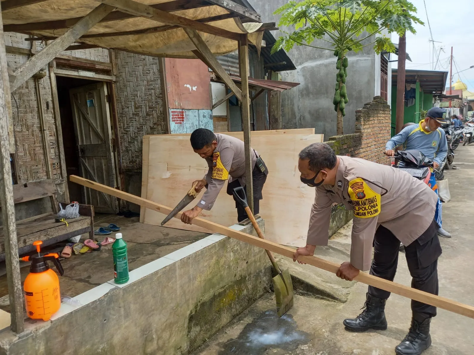 Polsek Medan Baru Bedah Rumah  Tak Layak Huni