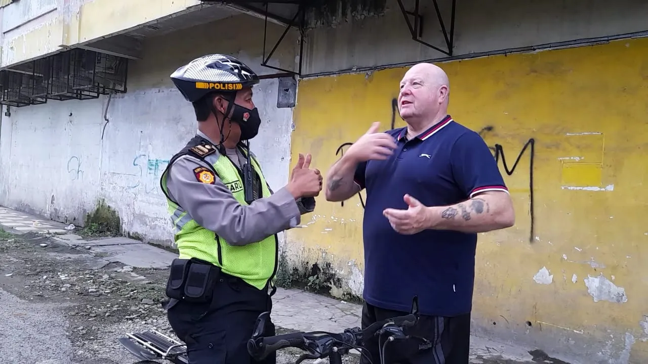 Police Bike Patrol Medan Baru Sampaikan Himbauan Kamtibmas WNA