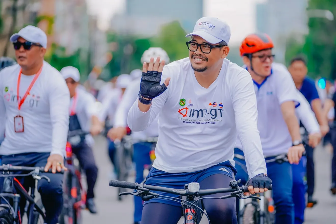 Bobby Bersepeda Santai Dengan Wali Kota Peserta Pertemuan Ke-5 IMT GT