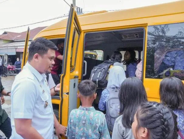 Bobby Realisasikan Perbaikan Jembatan Dan Penyediaan Bus Sekolah Gratis